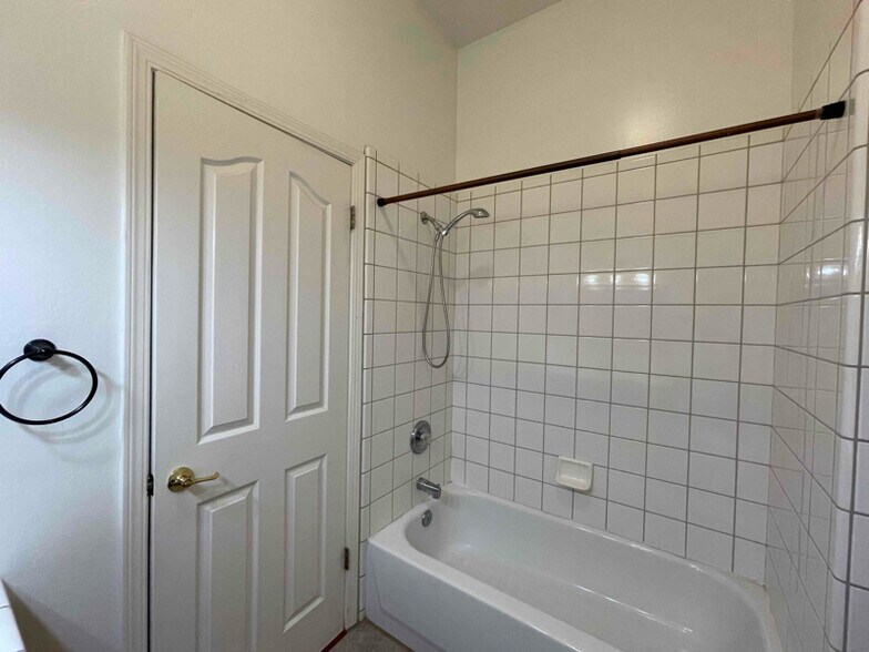 Building Photo - 9415 Godiva Ave