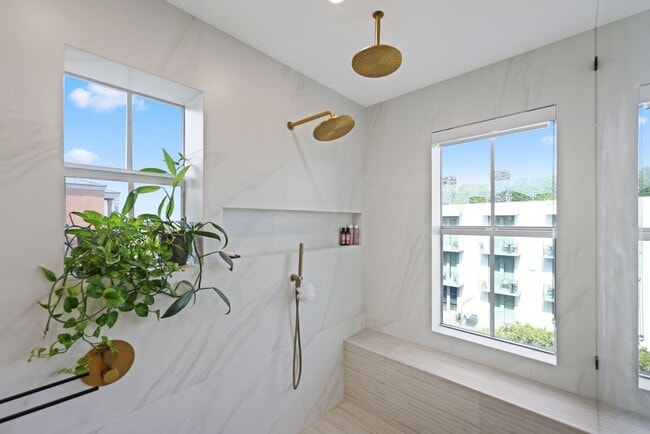 Building Photo - 200 NE 2nd Ave