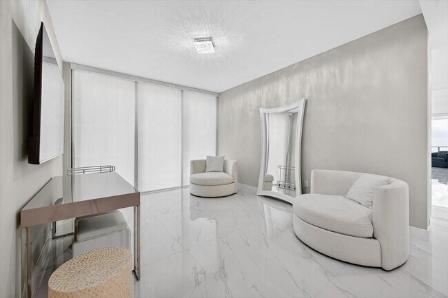 Building Photo - 700 NE Miami Pl