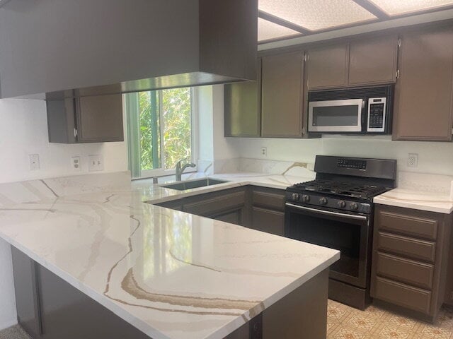 Building Photo - "Charming 3-Bed, 3-Bath Townhouse with Guest Suite & Fireplace in Carlsbad Oasis!"