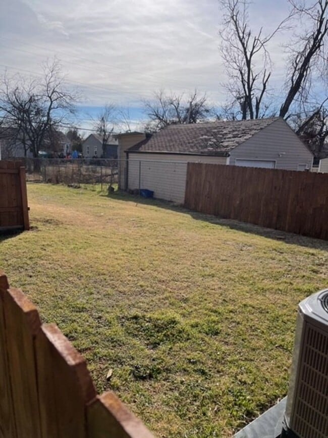 Building Photo - Great Location - Must See