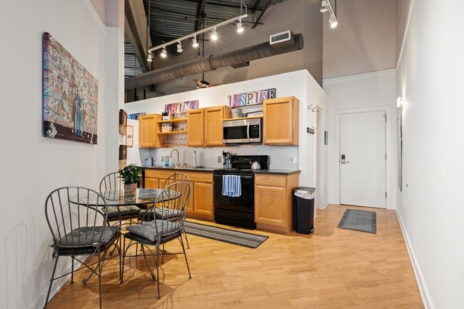 Building Photo - Furnished Top-Floor Condo with Rooftop Terrace Near UNC - Available NOW