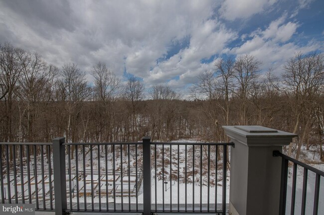 Building Photo - 5303 Parkview Dr