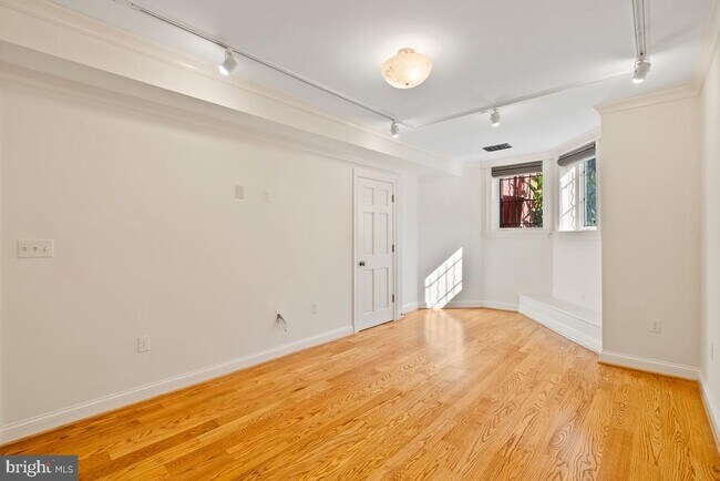 Building Photo - 4 Logan Cir NW