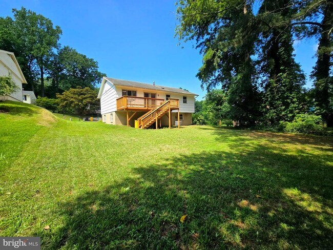 Building Photo - 901 Country Terrace