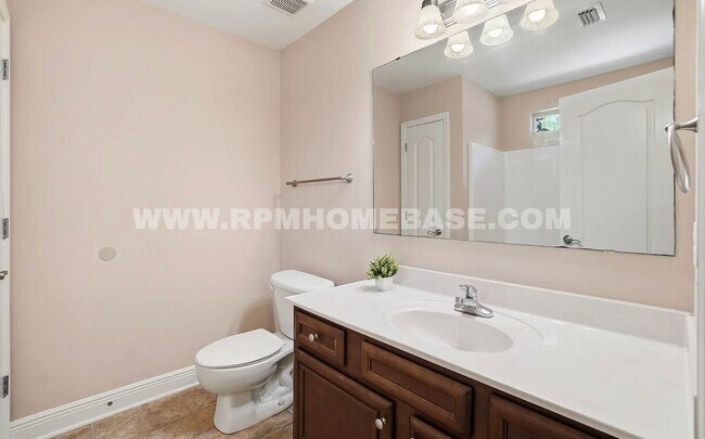 Building Photo - Contemporary 3 Bed 3 Bath Townhome Just 4 Miles from Navarre Beach