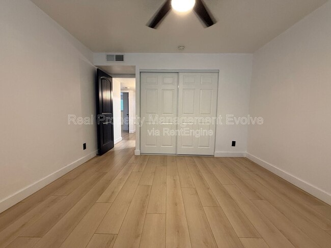 Building Photo - 429 E Greenway Dr