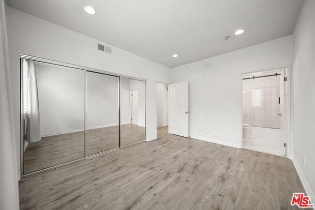 Building Photo - 812 N Hudson Ave