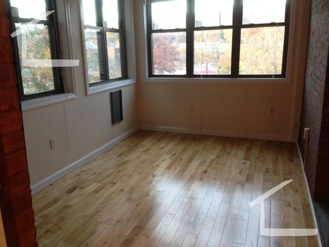 Building Photo - Nice 3 bed in Brookline