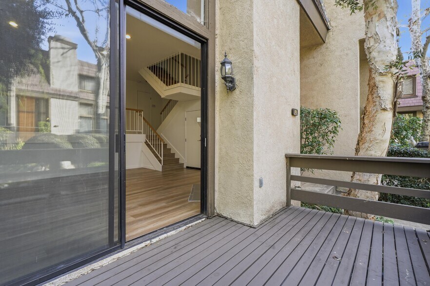 Building Photo - 9000 Vanalden Ave