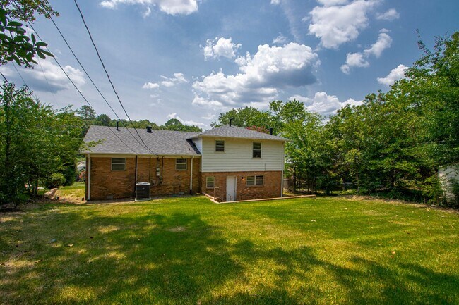 Building Photo - Welcome to a beautifully maintained 4-bedroom, 2-bathroom home located in the highly sought-after...