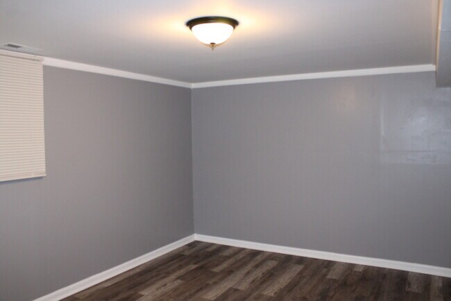 Building Photo - Spacious 4-bedroom, 1.5-bath home located ...