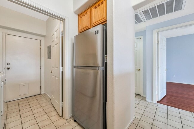 Building Photo - Modern Ground-Level Condo With A One Car Garage in Prime Southwest Location with Resort-Style Ame...