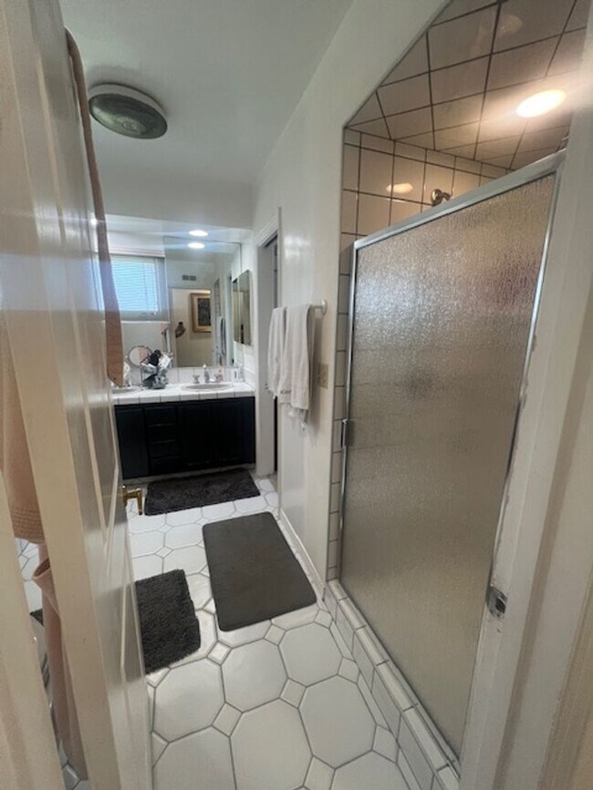 Building Photo - Beautiful One Level, 3 Bedroom, 3 Bathroom Tarzana Pool Home for Lease!