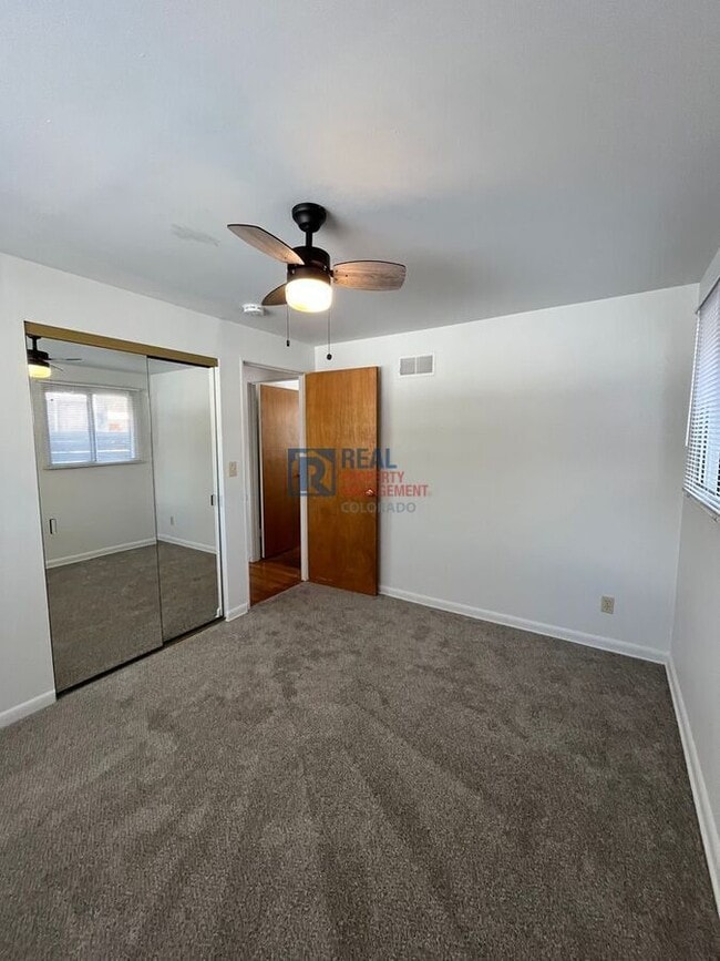 Building Photo - 865 Balsam St