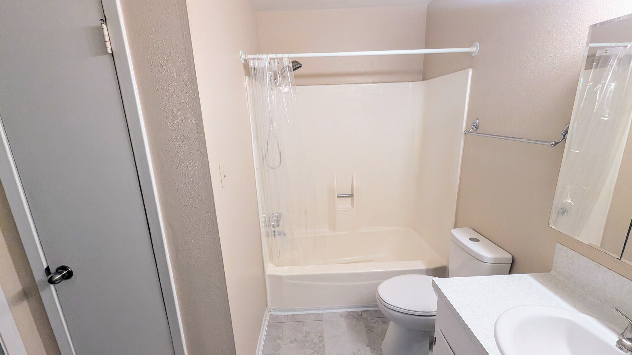 Full bath with tub/shower combo and large linen closet. - 813 Clubside Dr