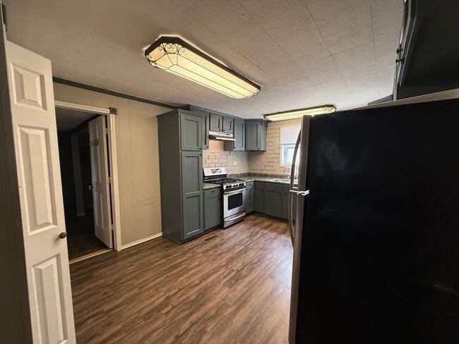 Building Photo - Large 3 bed 1 bath! - Elwood!