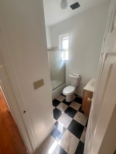 2nd full bathroom - 895 S 18th St