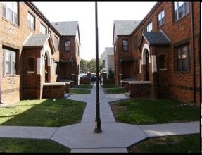 Building Photo - Old English Court