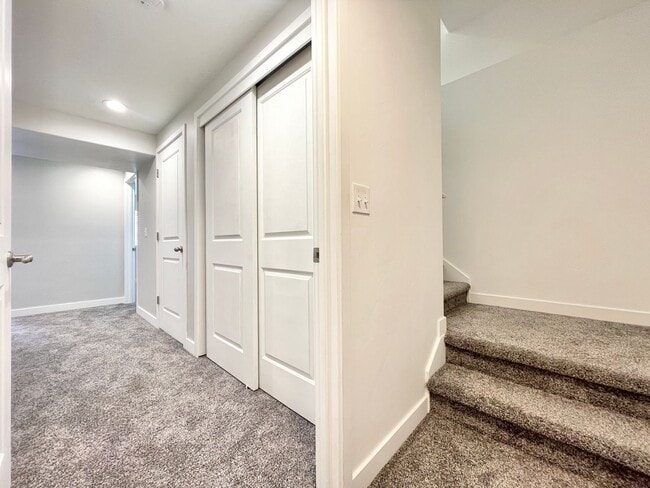 Building Photo - HOLIDAY MOVE IN SPECIAL!