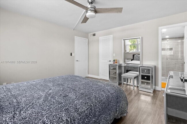 Building Photo - 811 S Hollybrook Dr