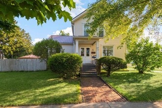 Building Photo - 637 Main St