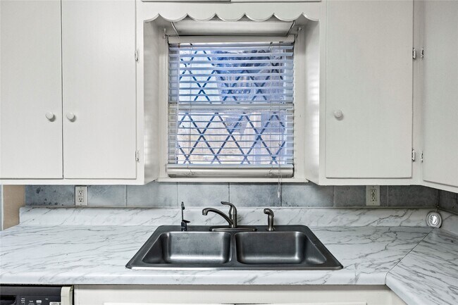 Building Photo - 1407 Bess Rd