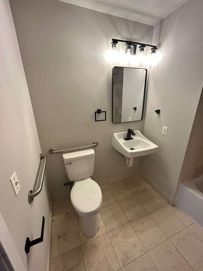 Building Photo - Live the Manayunk lifestyle you’ve been dreaming about — steps from Main Street, minutes from Cen...