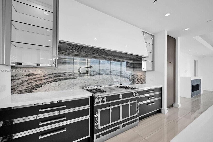 Building Photo - 17901 Collins Ave