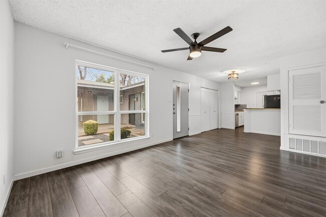 Building Photo - 11301 Oakwood Dr
