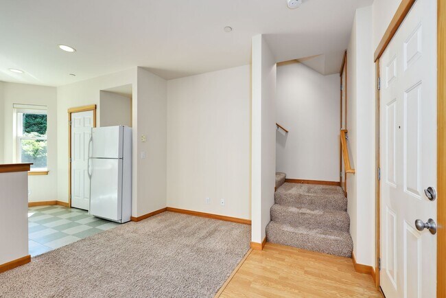 Building Photo - August Rent 50% Off  - Courtyards Condominium unit in Town