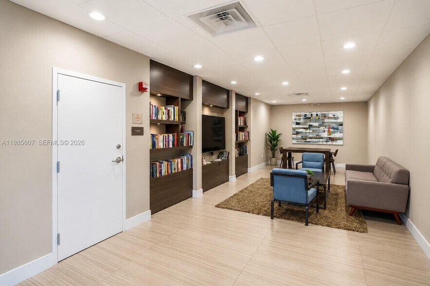 Building Photo - 3675 N Country Club Dr