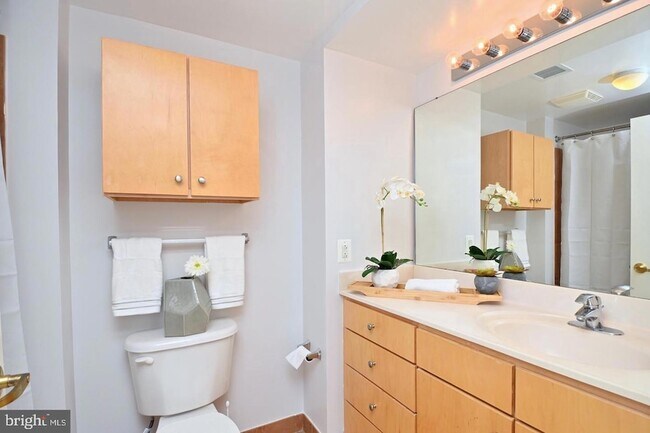 Building Photo - 616 E Street NW Unit 449