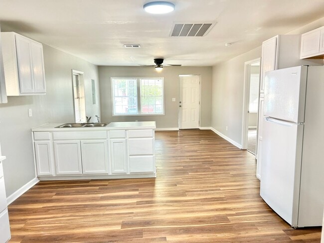 Building Photo - Newly Renovated 3BR Home Near Downtown & Medical District!