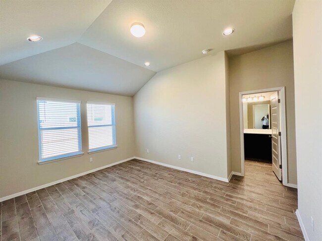 Building Photo - 200 Living Reef Dr