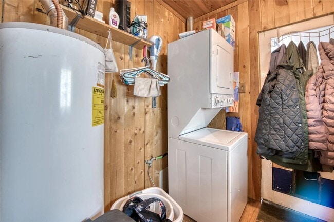 Building Photo - Cozy Downtown Cabin