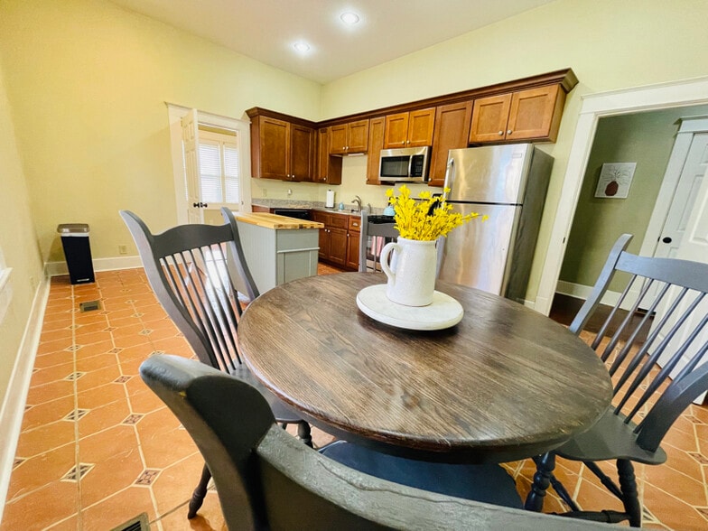 Building Photo - 621 W Daisy L Gatson Bates Dr