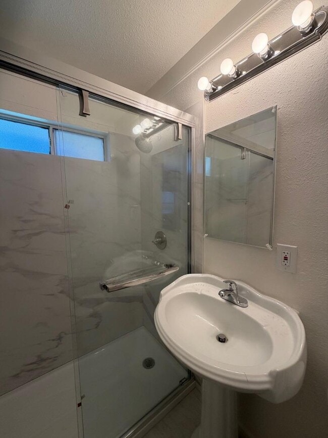 Building Photo - 715 Schafer Rd