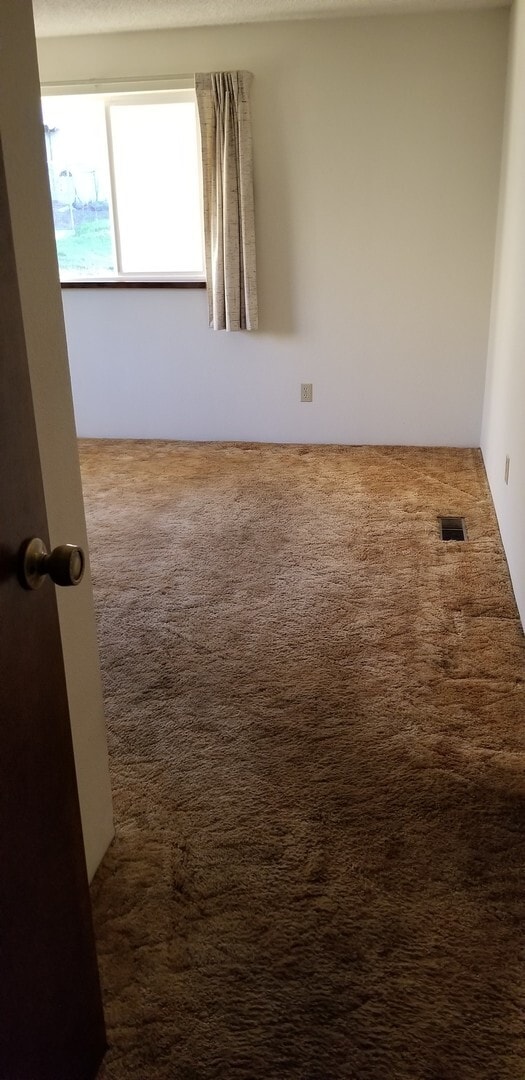 Building Photo - 3 bedroom, 2 bathroom home in well established neighborhood.