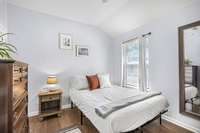 Building Photo - 904 Melted Candle Cove