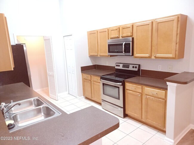 Building Photo - 2 BR 2 BA Condo COMING SOON!