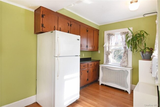 Building Photo - 27 Maple St