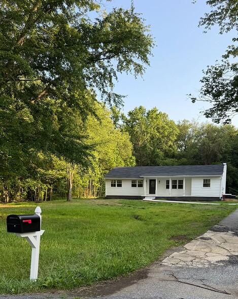Building Photo - 2238 Lockwood Chapel Rd