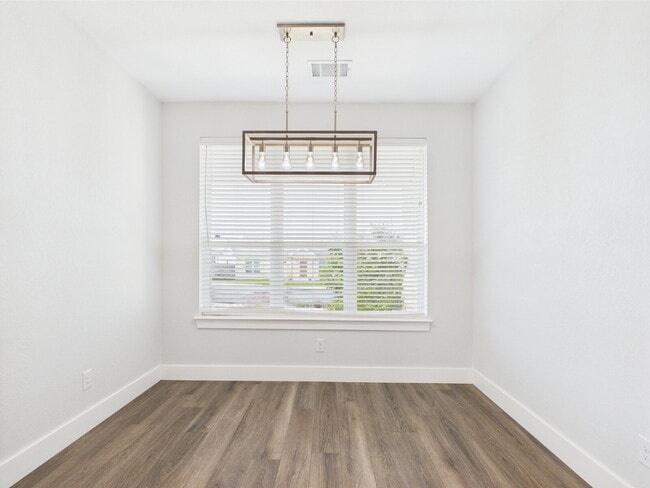 Building Photo - 3-Bed, 2-Bath Home in Fredericksburg – You...
