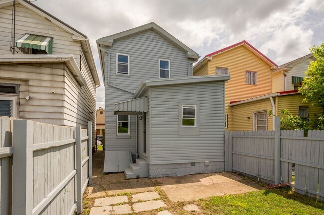 Building Photo - Stunning 2 bedroom home in Ambridge available July 1!