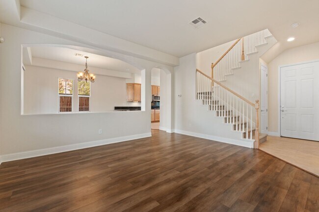 Building Photo - Gated Somersett Home!