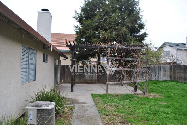 Building Photo - 4073 N Country Dr
