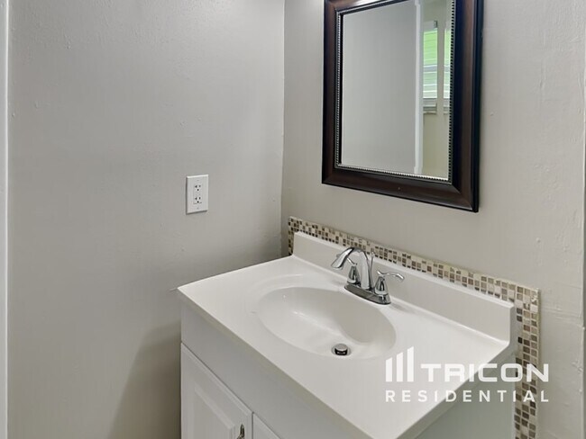 Building Photo - 111 Ravenway Dr