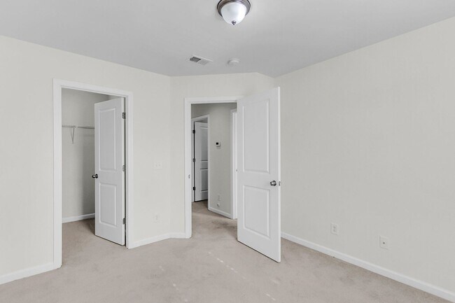 Building Photo - Spacious Summerville Home Near Historic Downtown