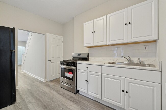 Building Photo - Newly Renovated 3 Bedroom Home